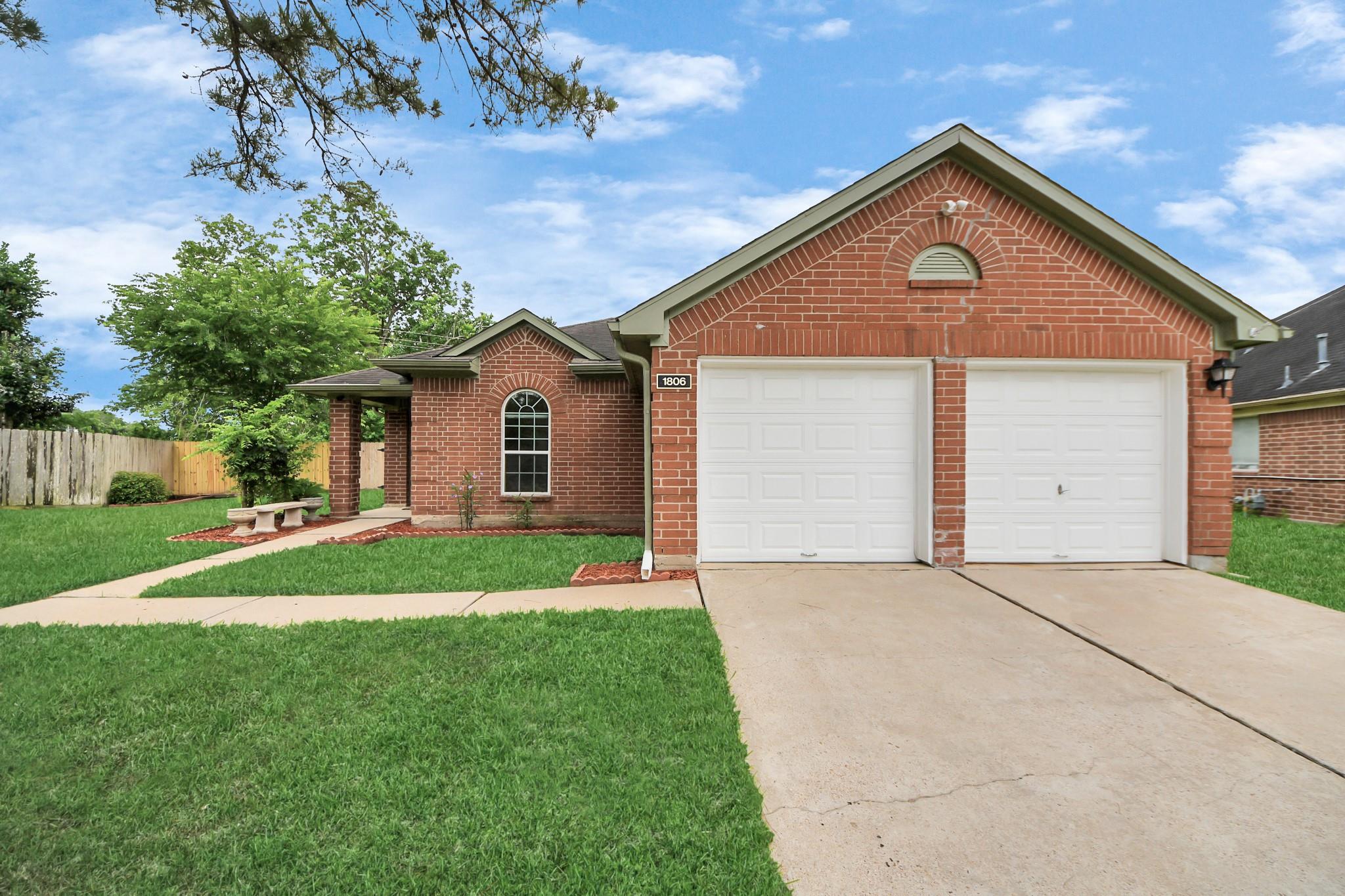 1806 Manor Circle