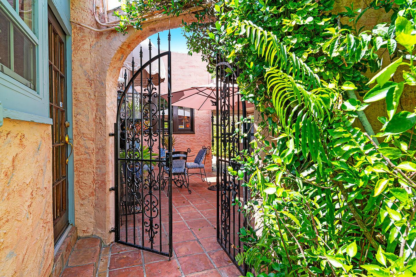 225 Lakeland Drive