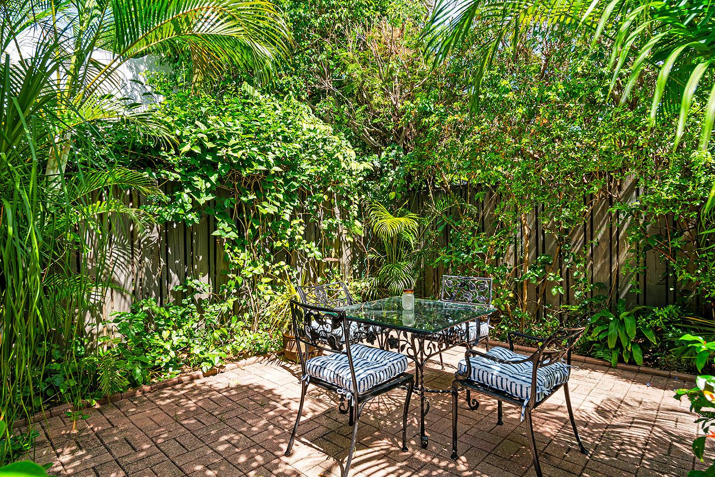 225 Lakeland Drive