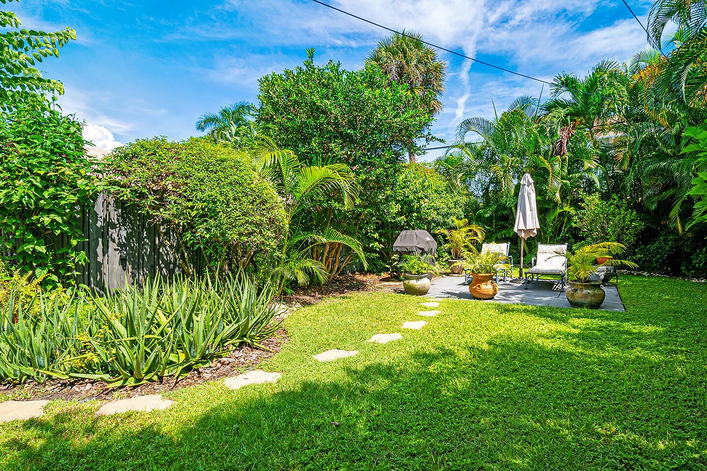225 Lakeland Drive