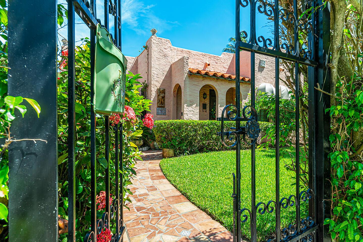 225 Lakeland Drive