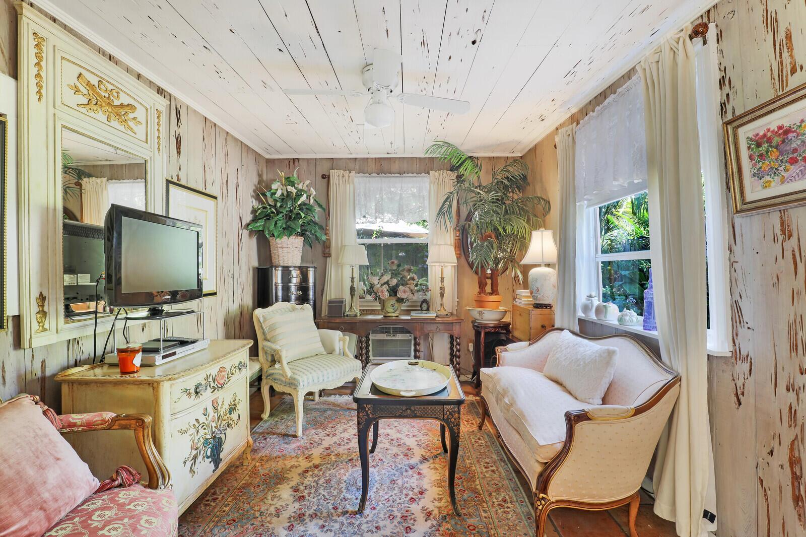 225 Lakeland Drive