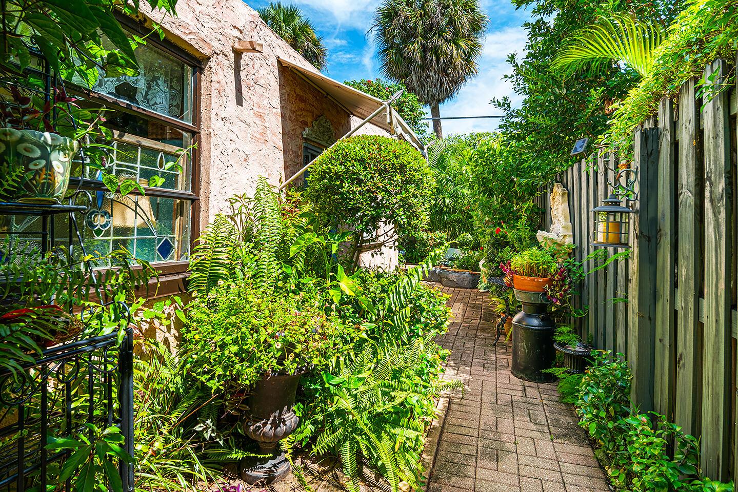 225 Lakeland Drive