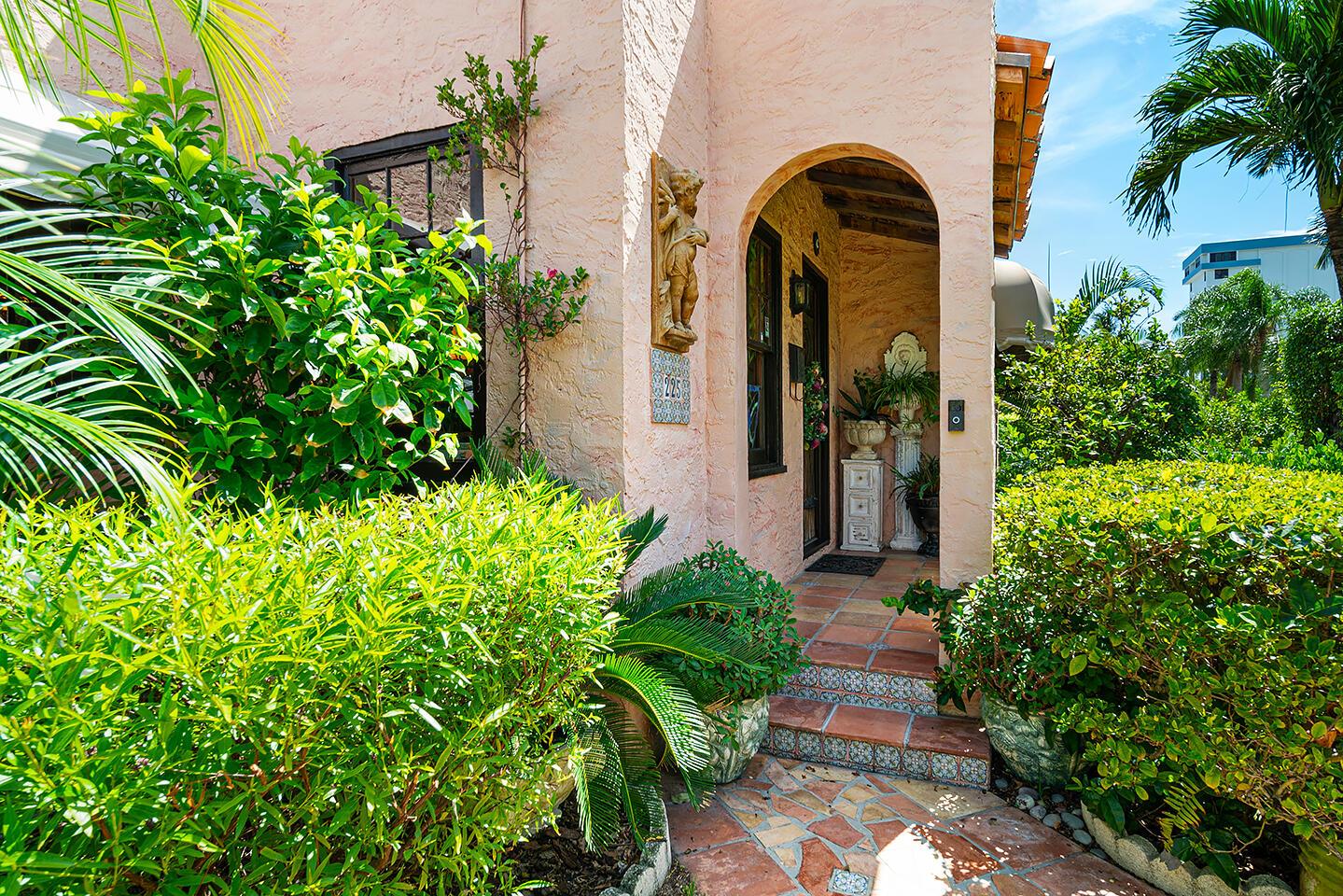 225 Lakeland Drive