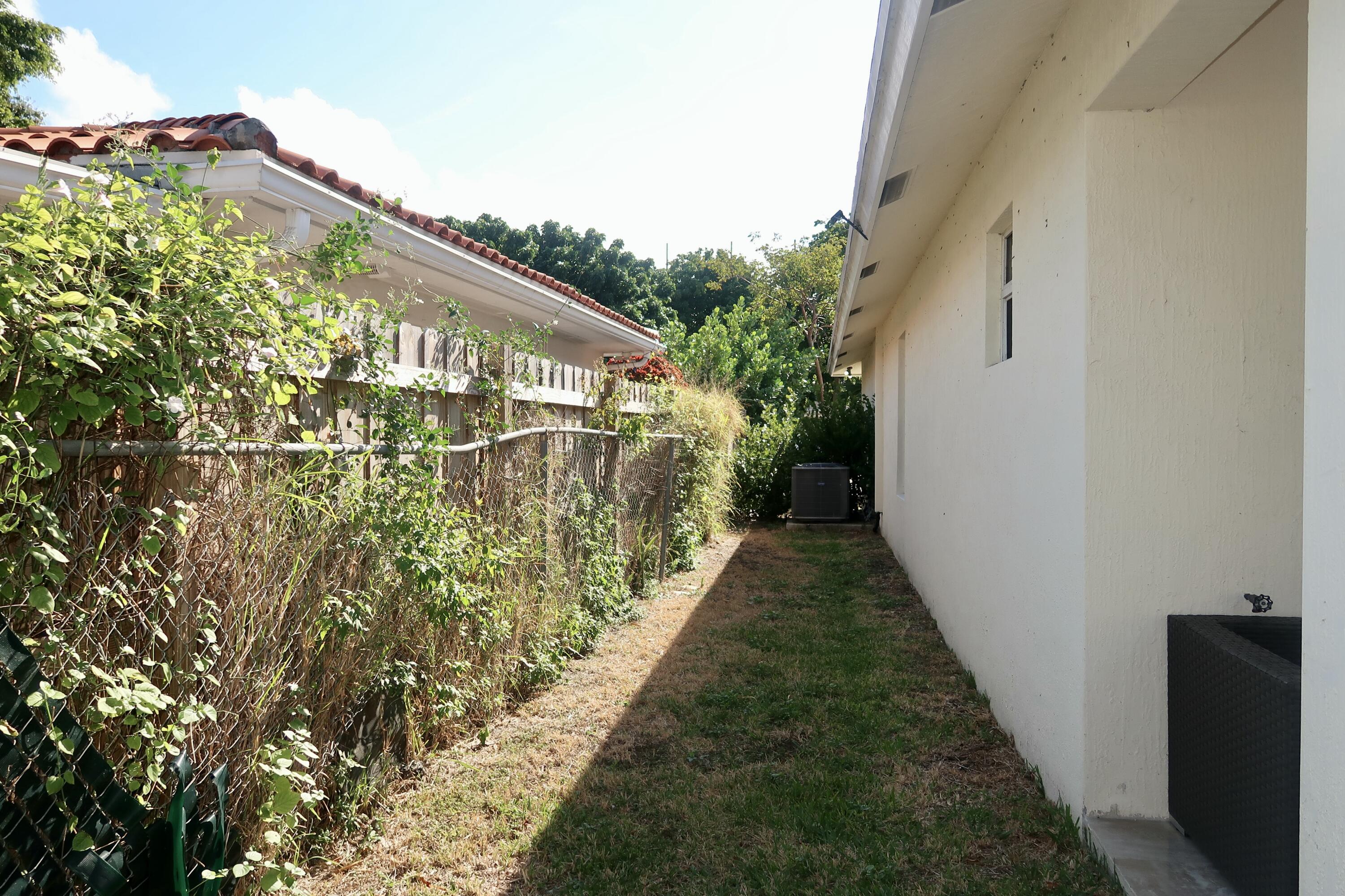 815 Forest Hill Boulevard