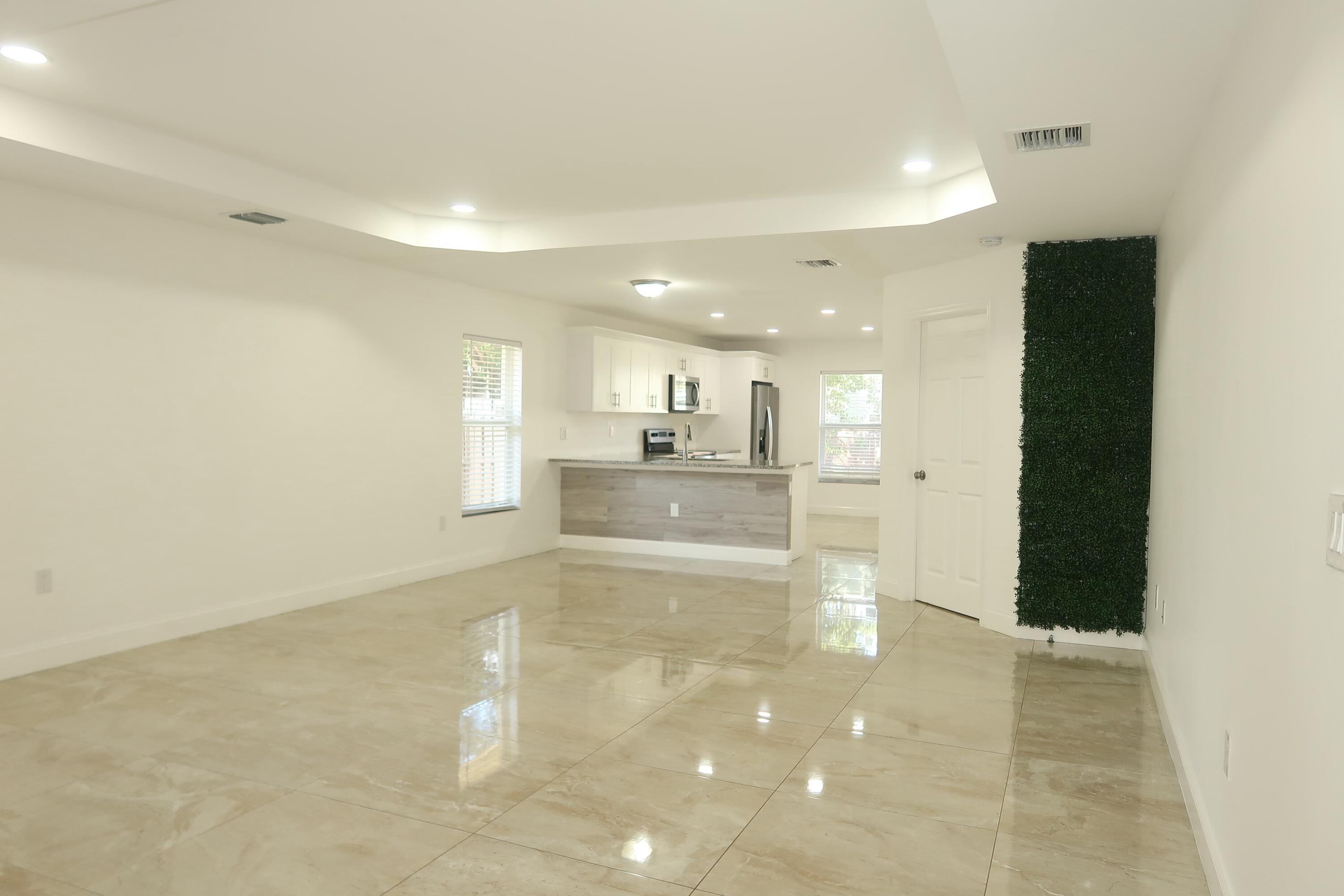 815 Forest Hill Boulevard