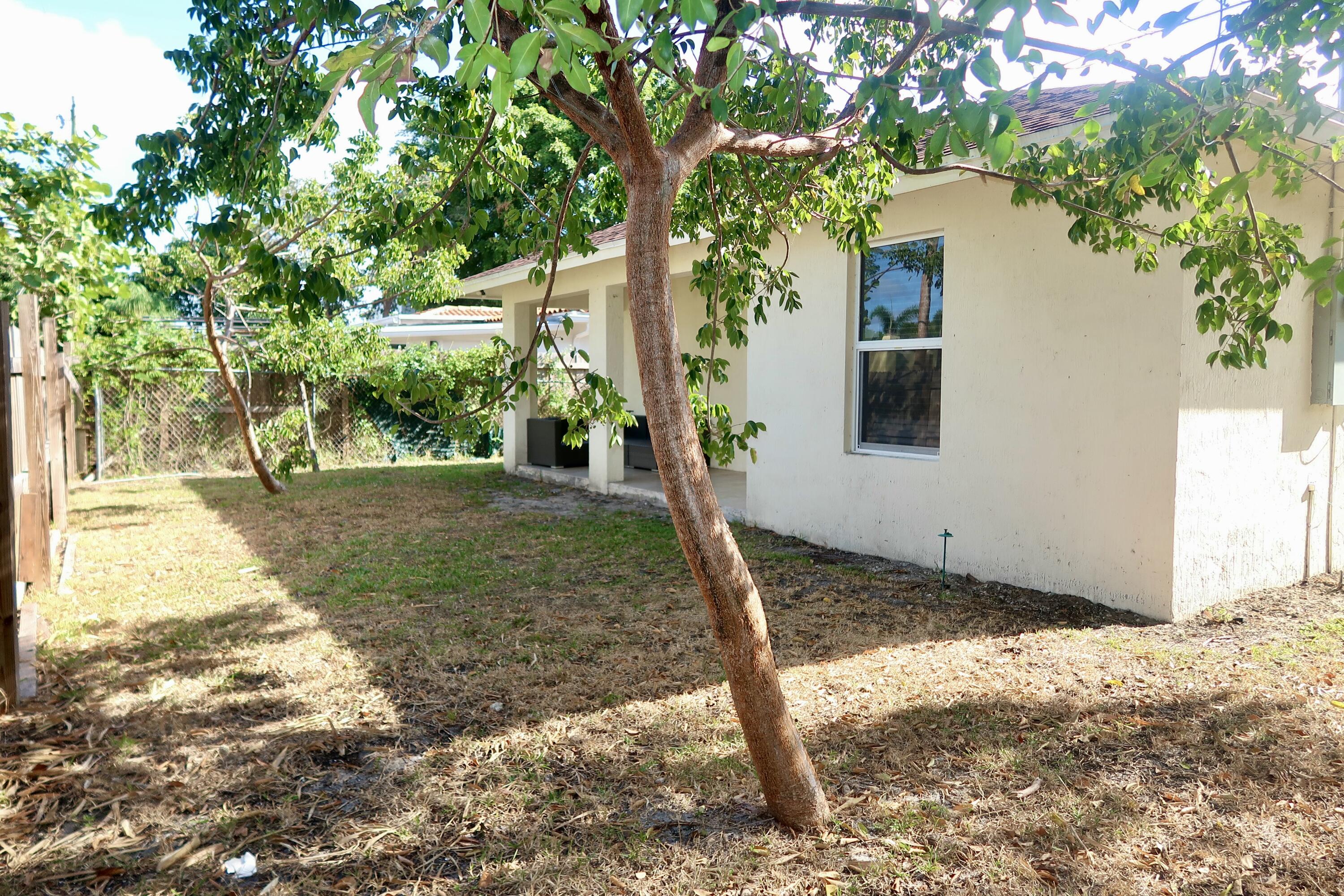 815 Forest Hill Boulevard