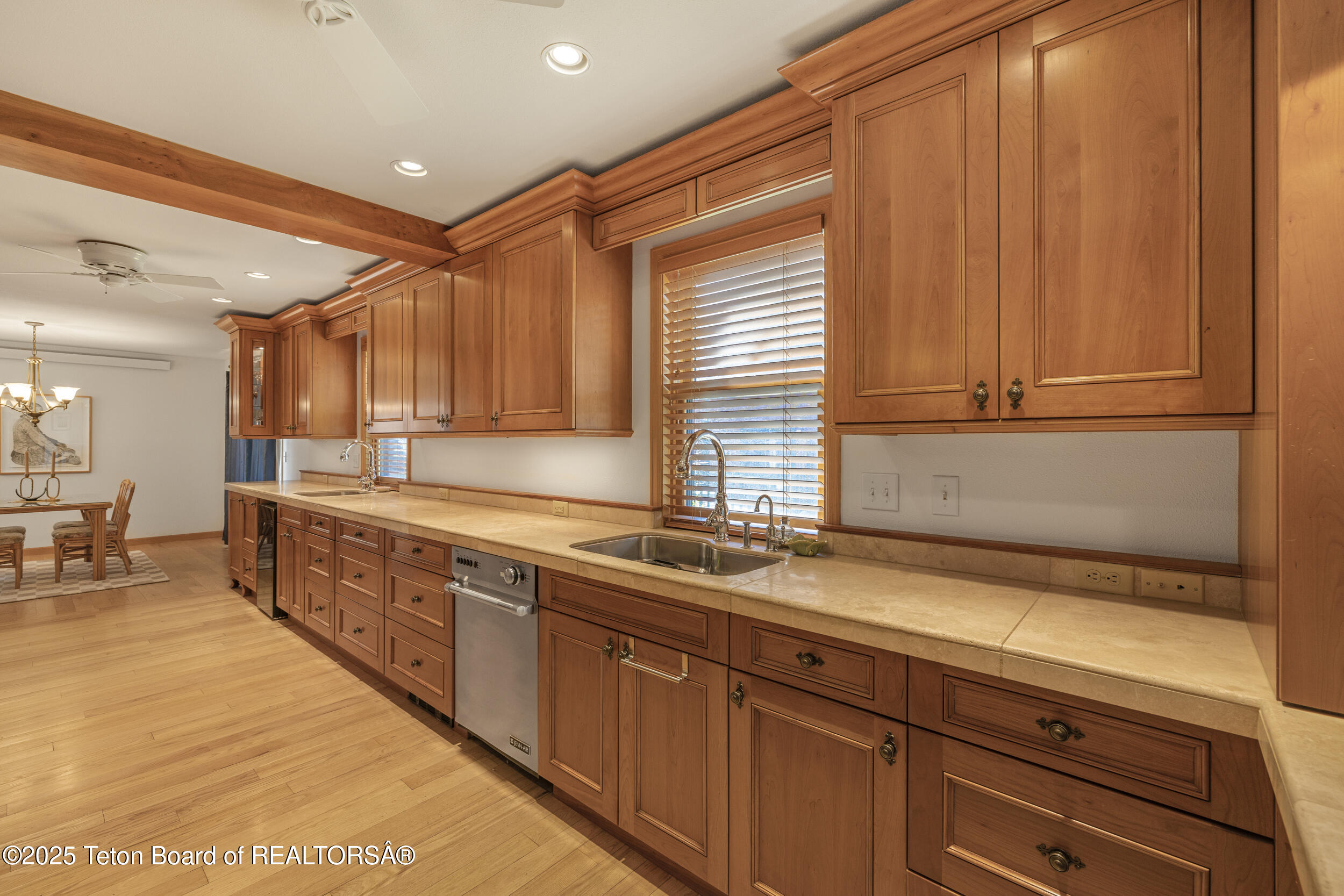 20/22 W KARNS Avenue