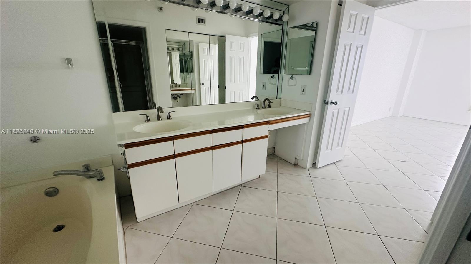 3530 Mystic Pointe Dr # 2813