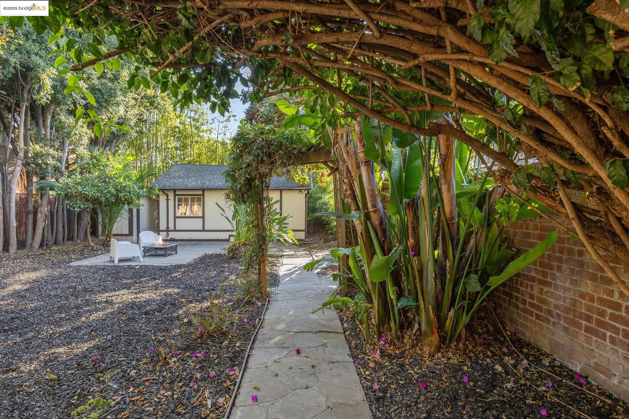 2749 E 17Th St, Oakland