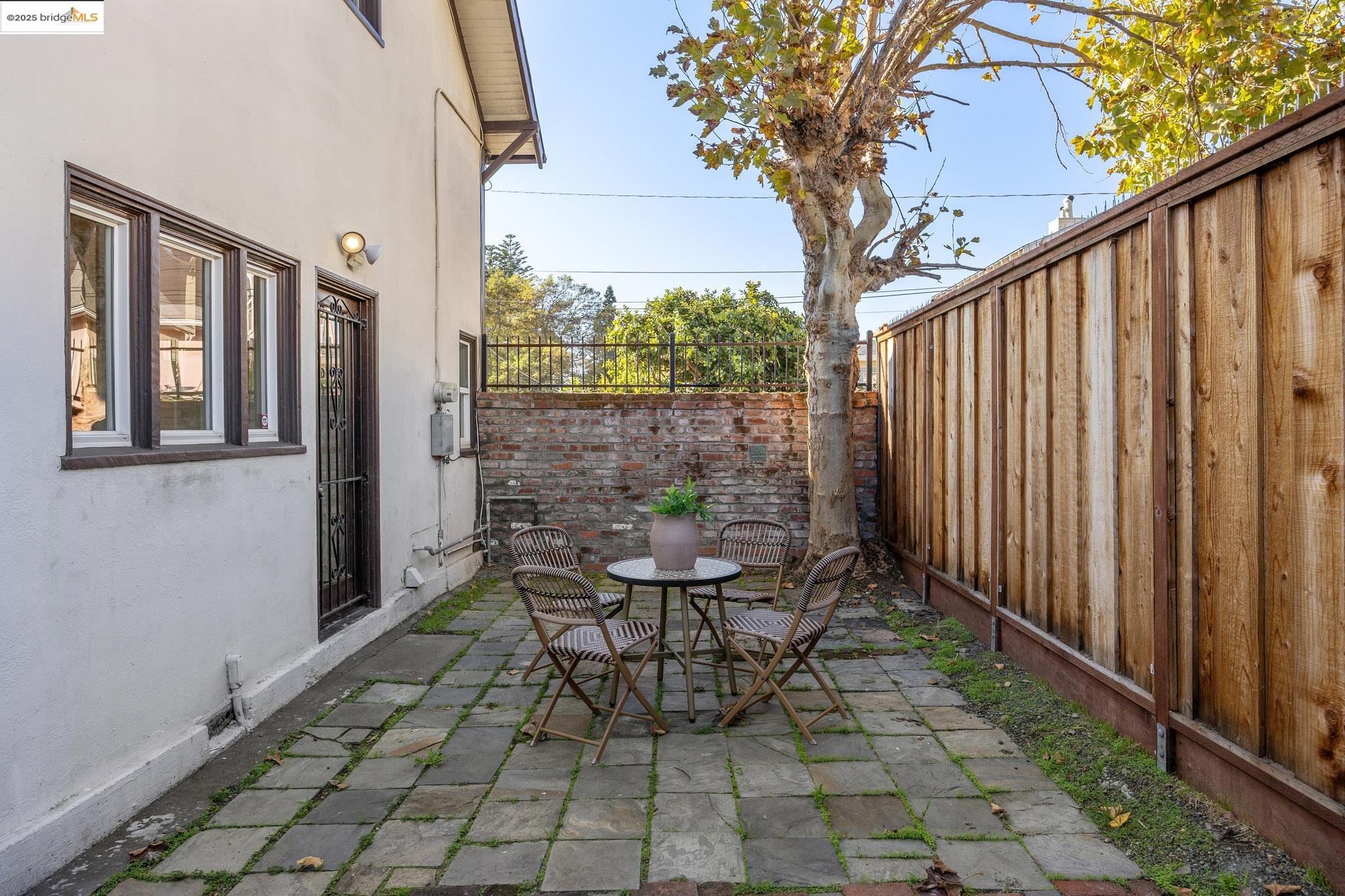 2749 E 17Th St, Oakland