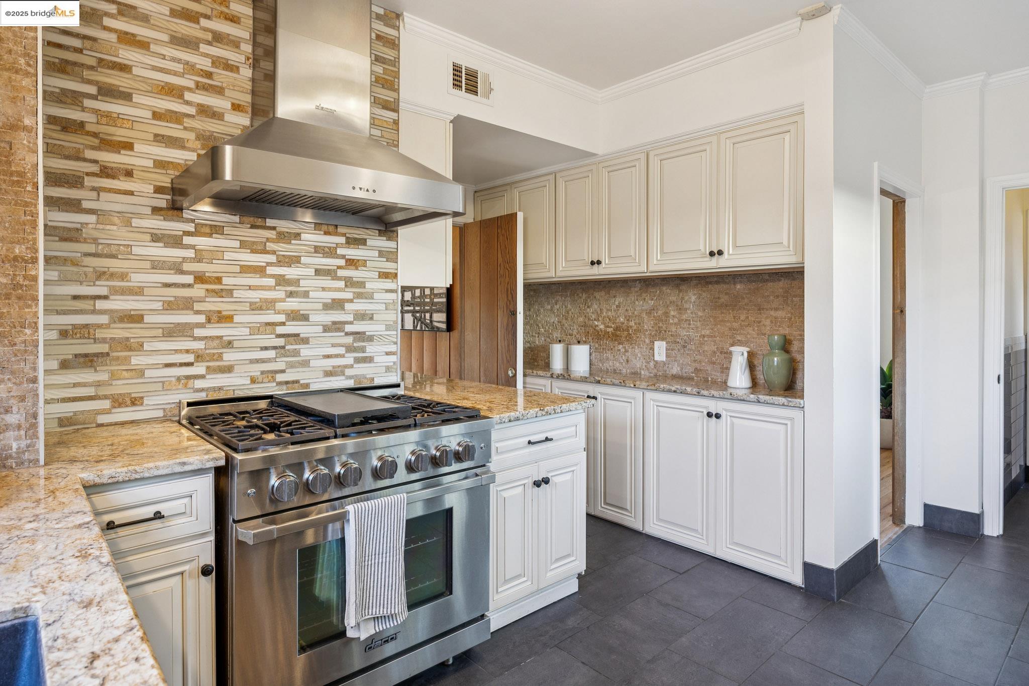 2749 E 17Th St, Oakland