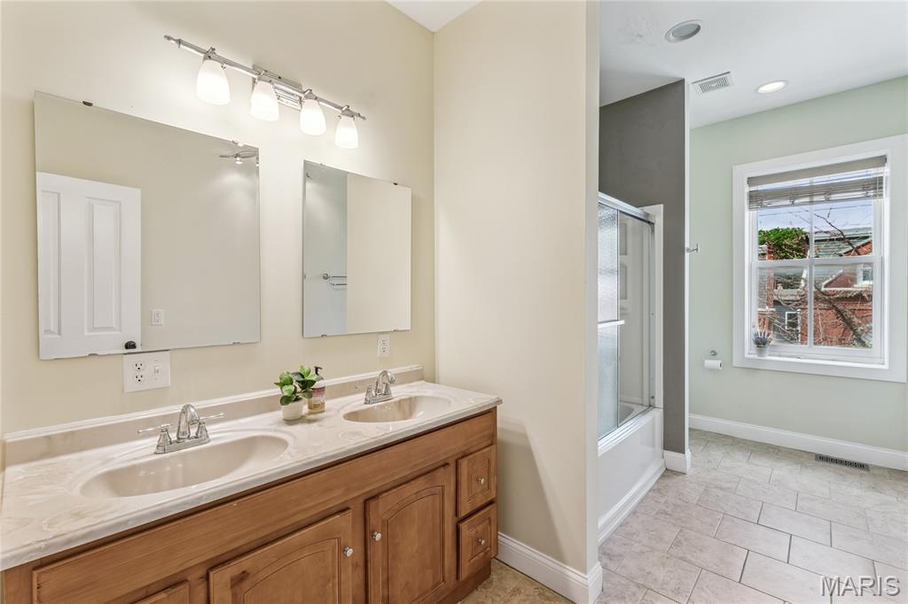 2900 Indiana Avenue Unit: 3