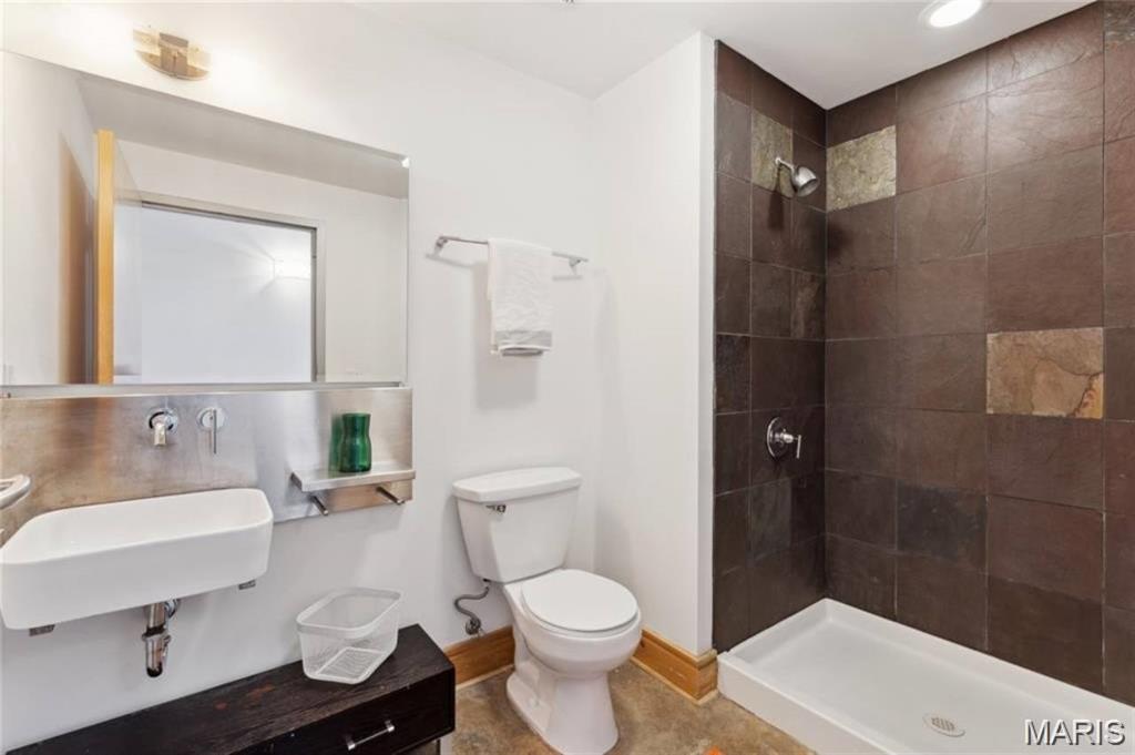 2201 Locust Street Unit: 207