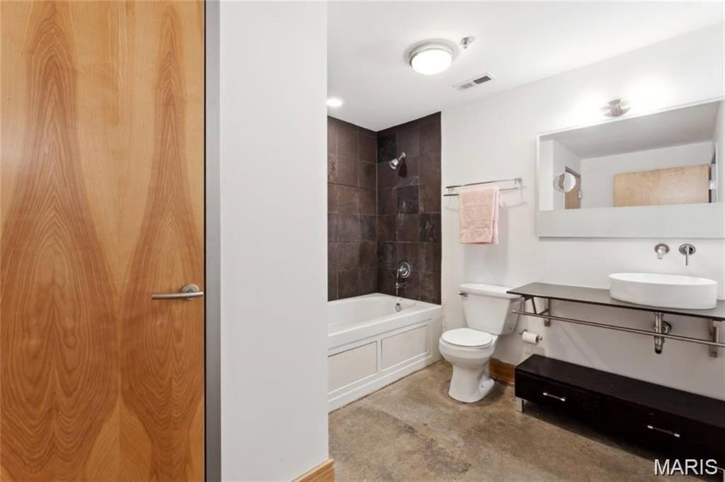 2201 Locust Street Unit: 207