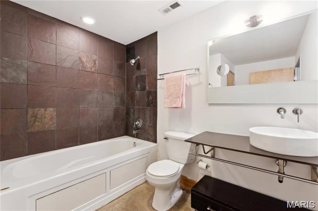 2201 Locust Street Unit: 207