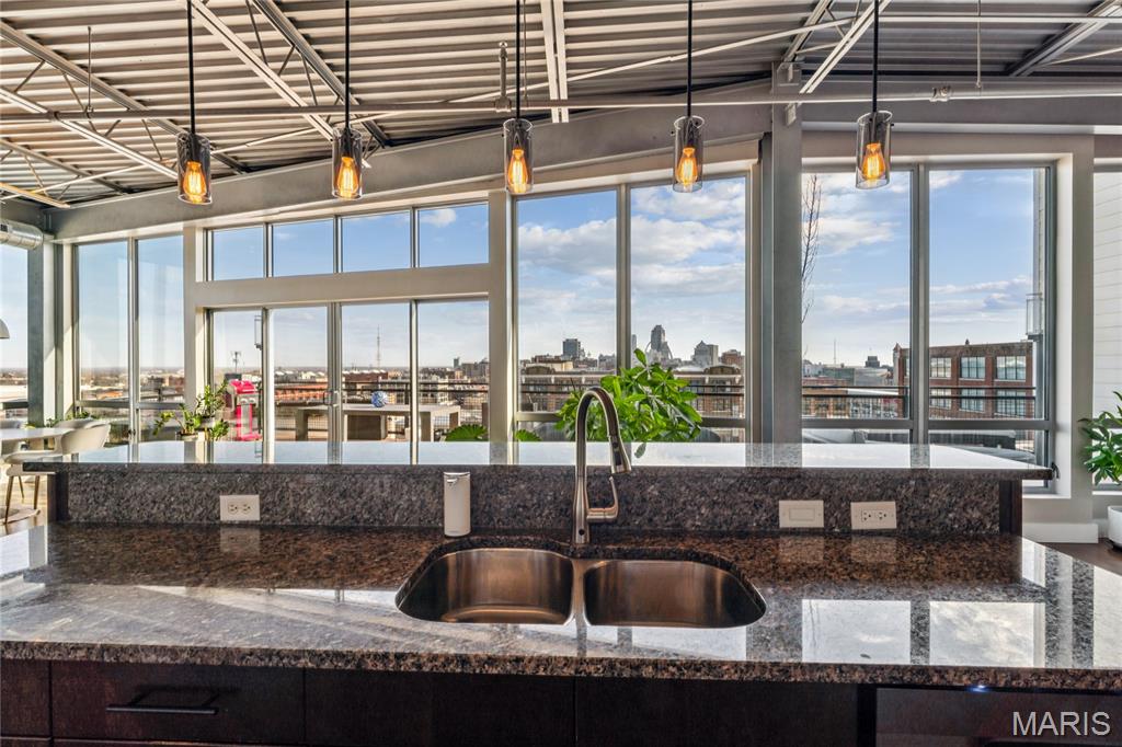 2323 Locust Street Unit: PH600