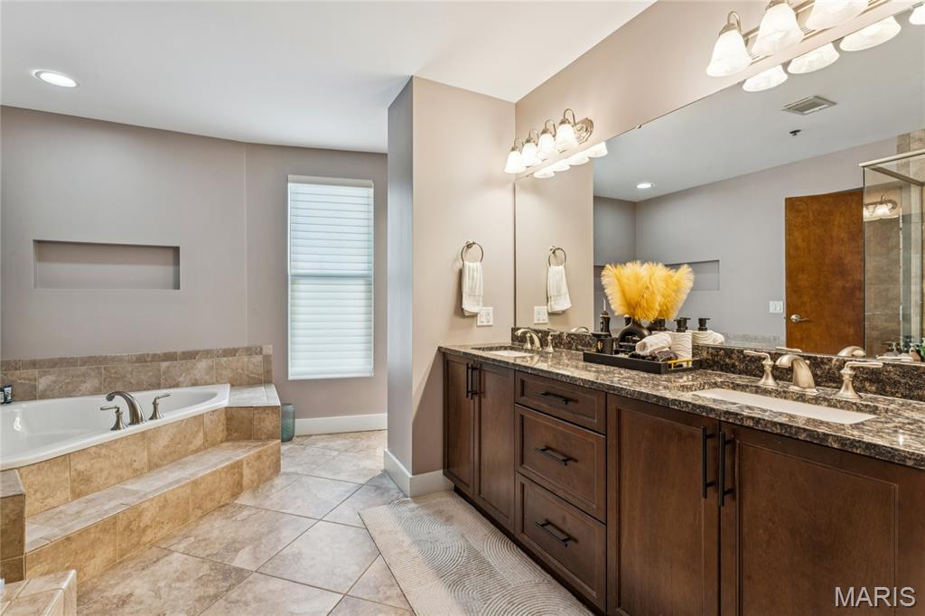 2323 Locust Street Unit: PH600