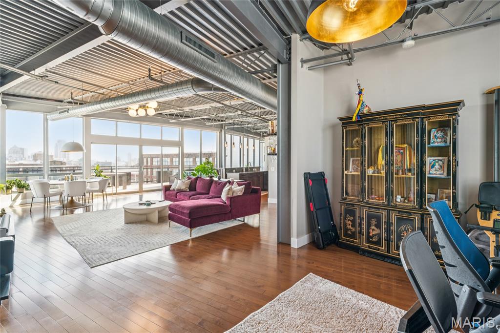 2323 Locust Street Unit: PH600