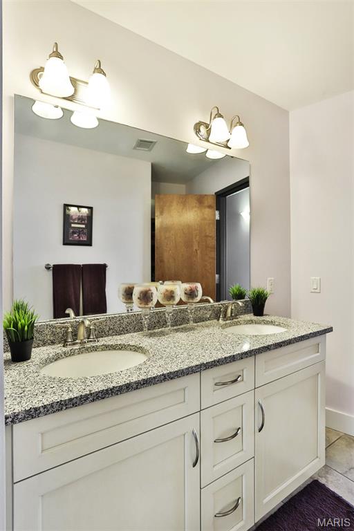 2323 Locust Street Unit: PH600