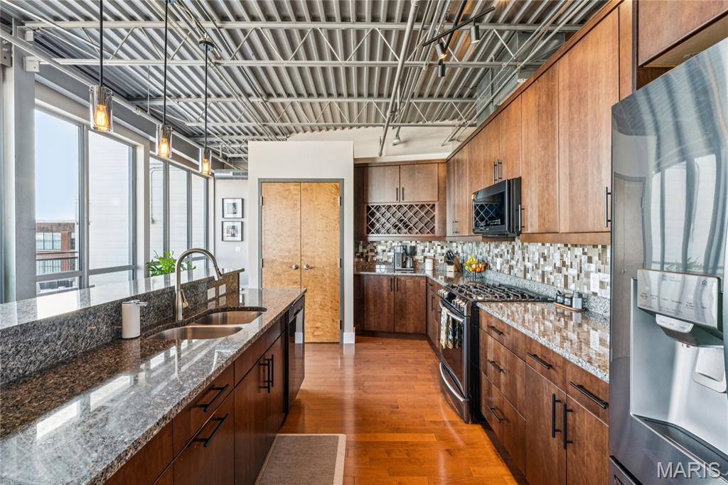 2323 Locust Street Unit: PH600