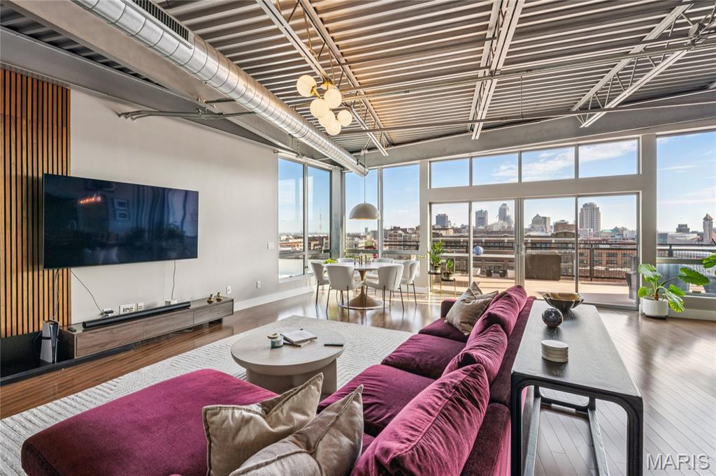 2323 Locust Street Unit: PH600