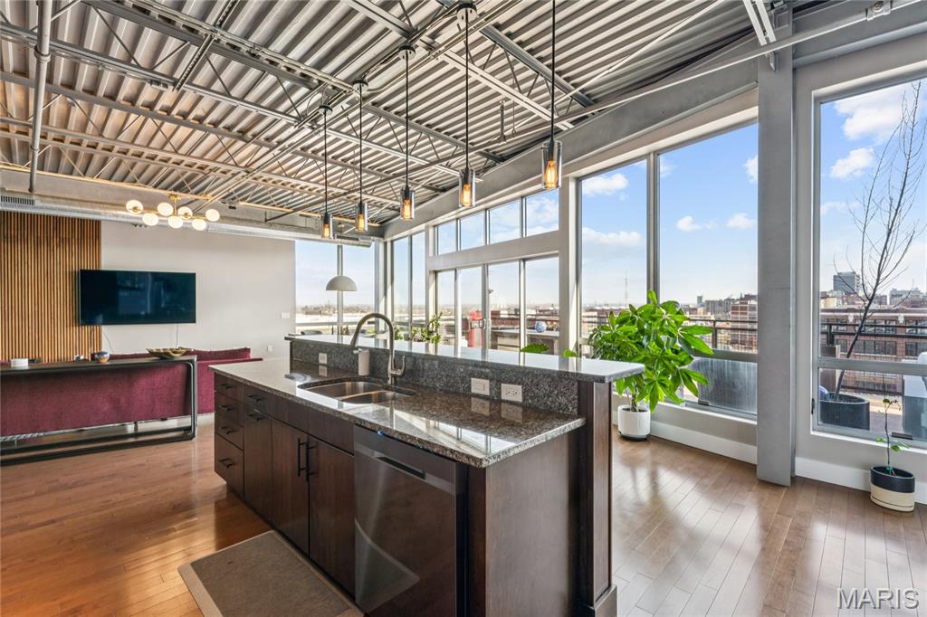 2323 Locust Street Unit: PH600