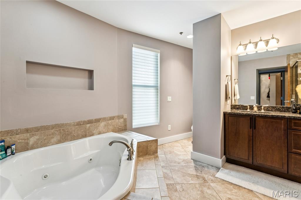 2323 Locust Street Unit: PH600