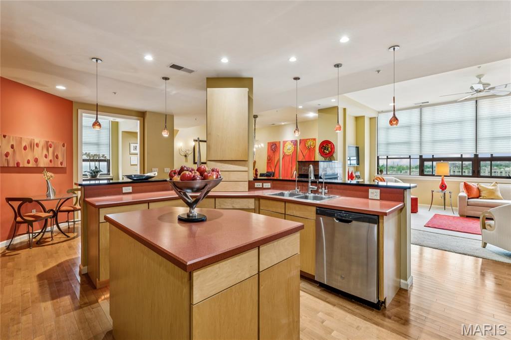 400 S 14th Street Unit: 910