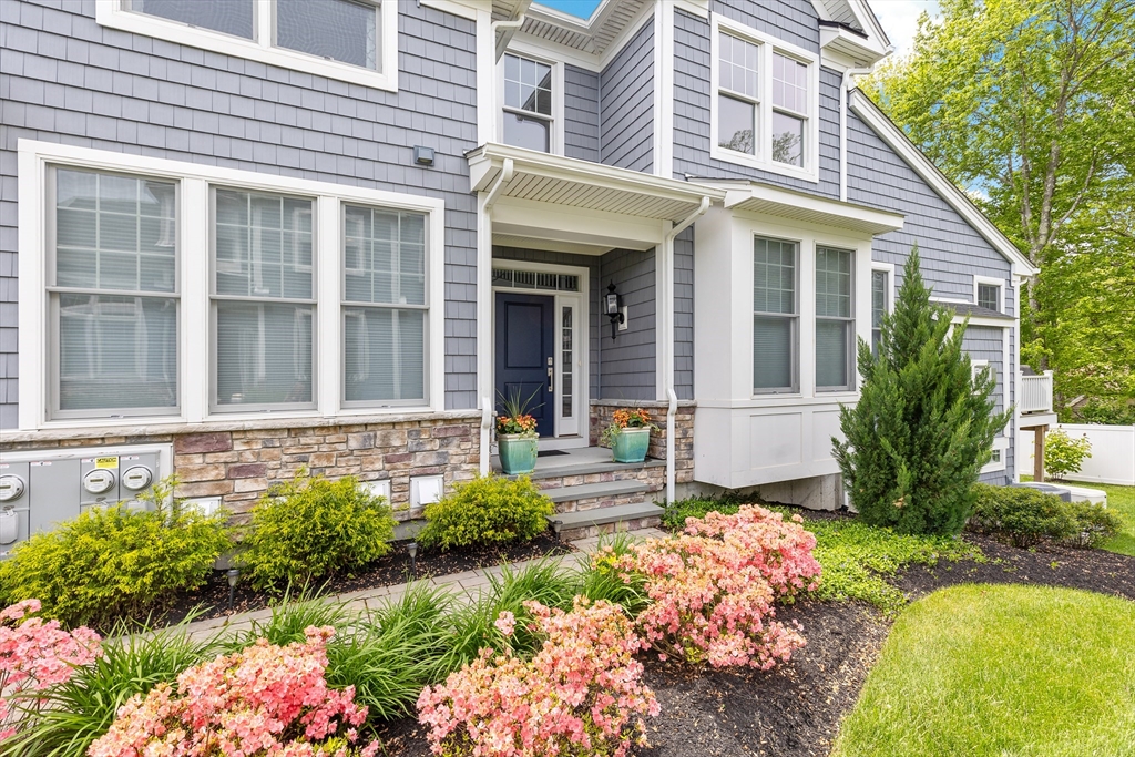 10 Benjamin Ln # 10