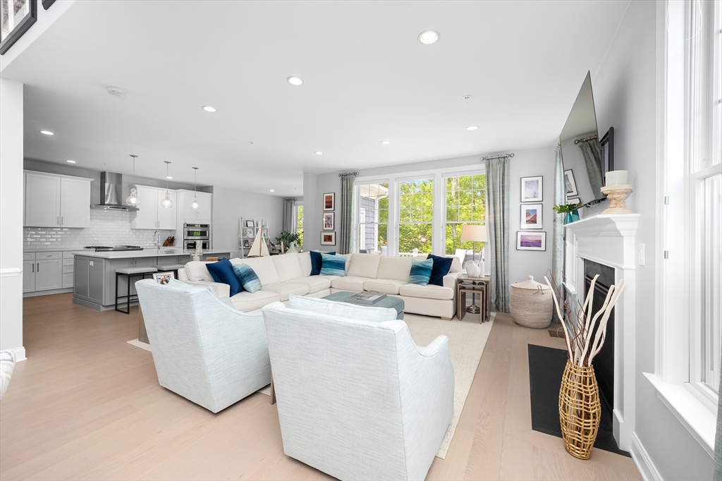 10 Benjamin Ln # 10