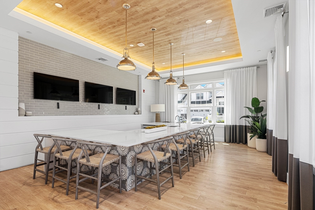 10 Benjamin Ln # 10