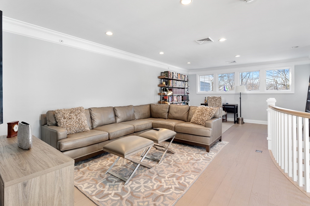 10 Benjamin Ln # 10