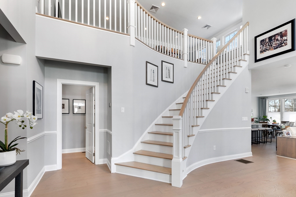 10 Benjamin Ln # 10