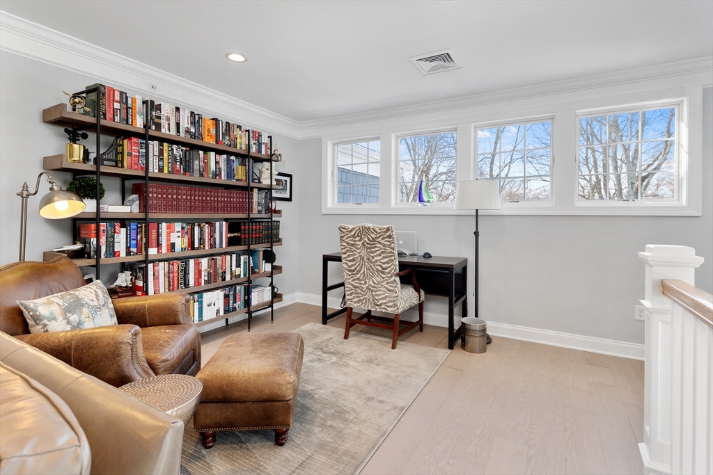 10 Benjamin Ln # 10
