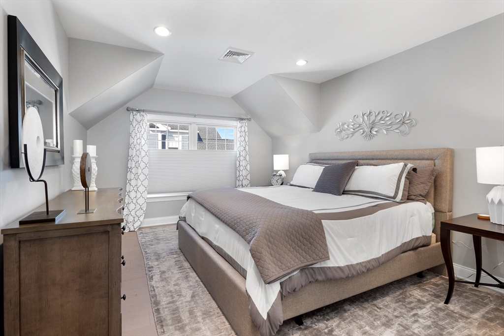 10 Benjamin Ln # 10