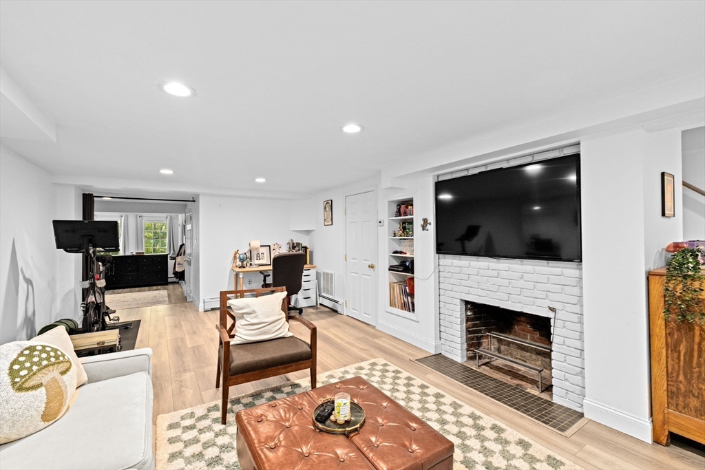 23 Mast Hill Rd