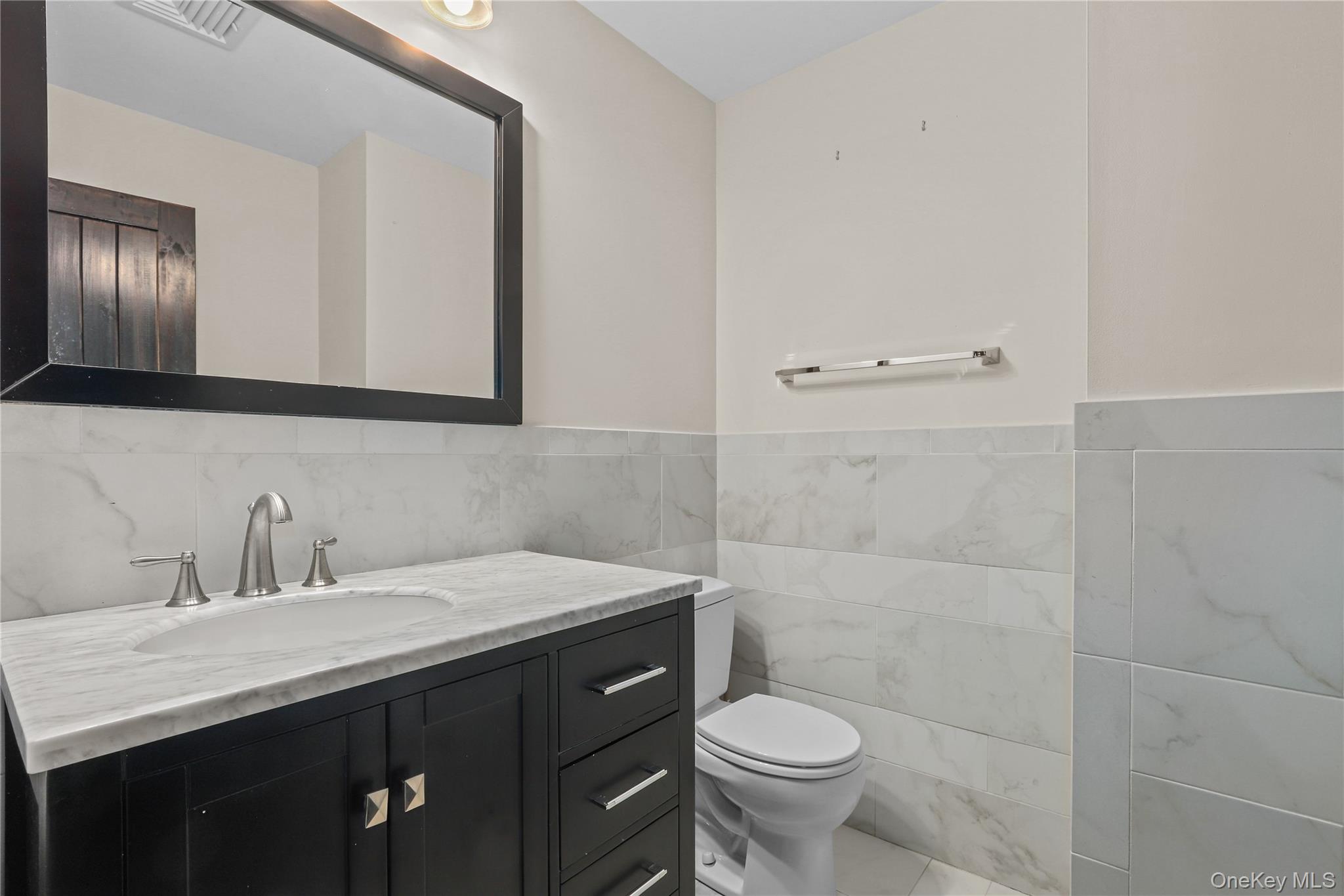 600 Cantitoe Street Unit: Carriage House