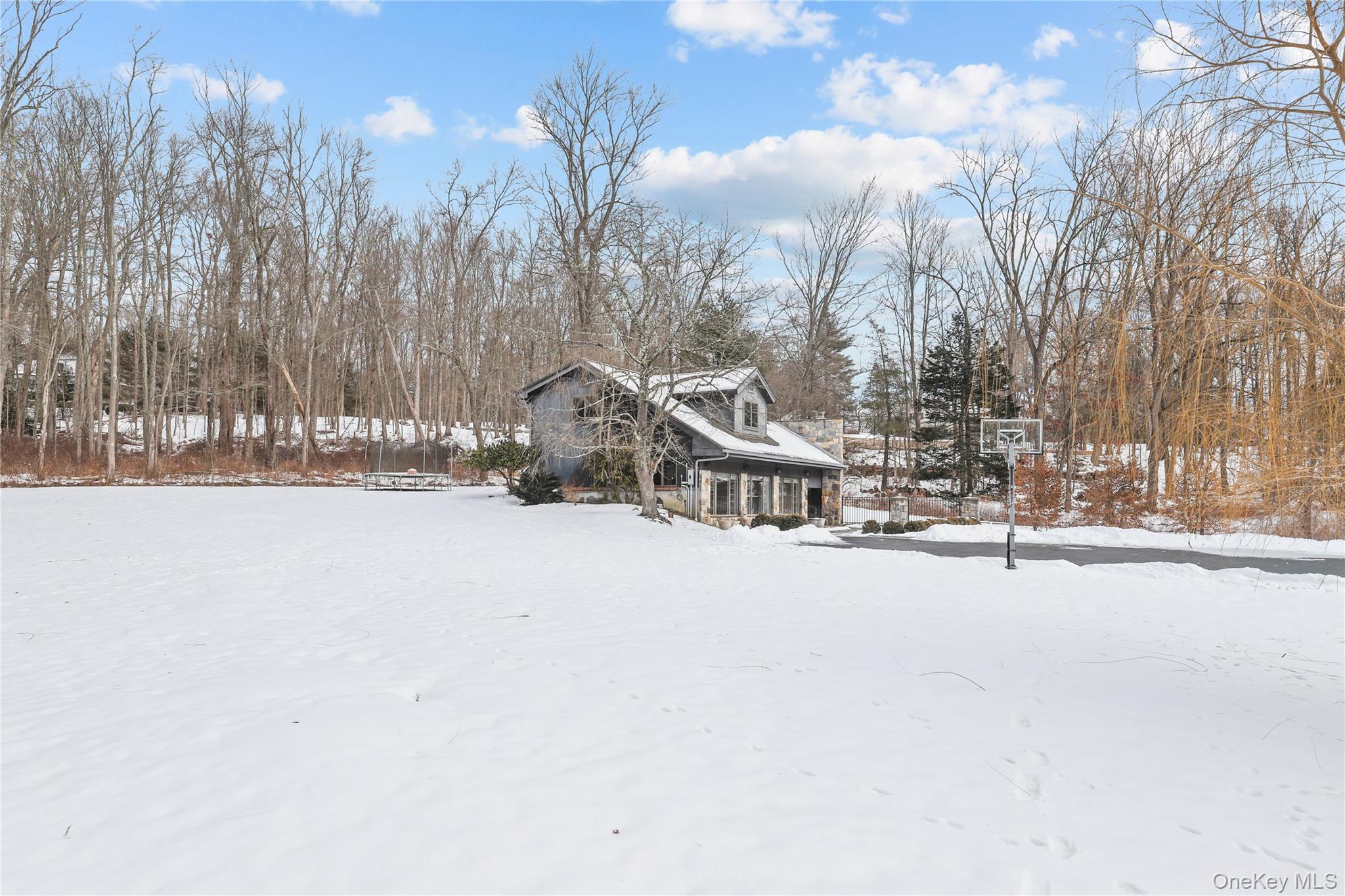 600 Cantitoe Street Unit: Carriage House