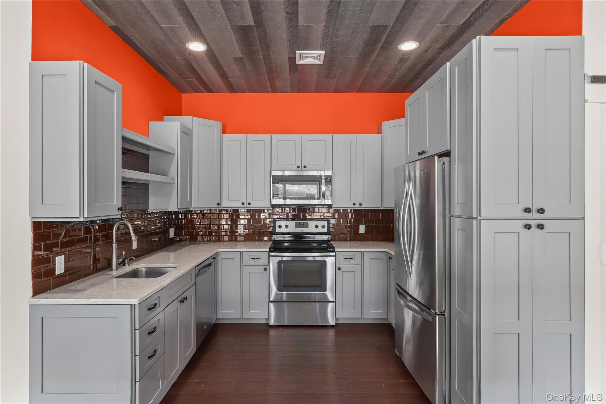 600 Cantitoe Street Unit: Carriage House