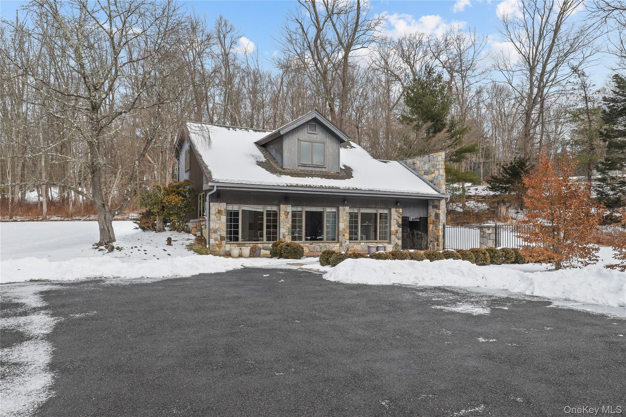 600 Cantitoe Street Unit: Carriage House