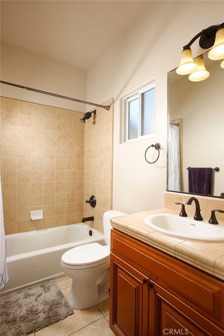 1595 E Avenida De Las Flores