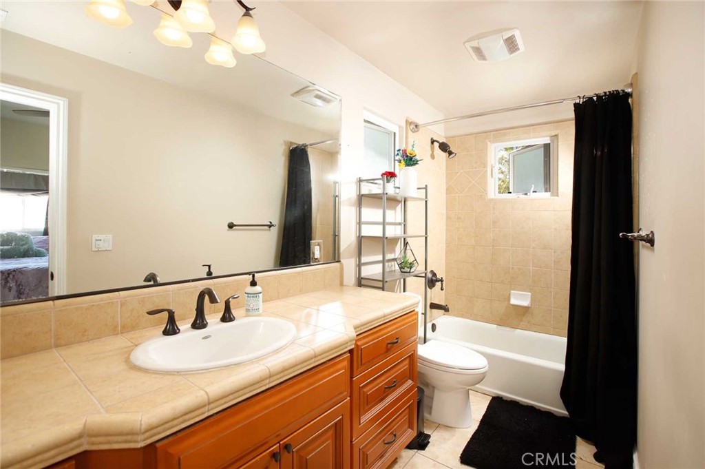 1595 E Avenida De Las Flores