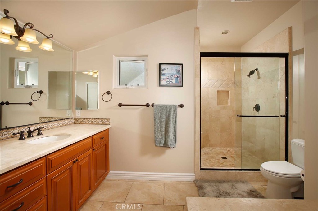 1595 E Avenida De Las Flores