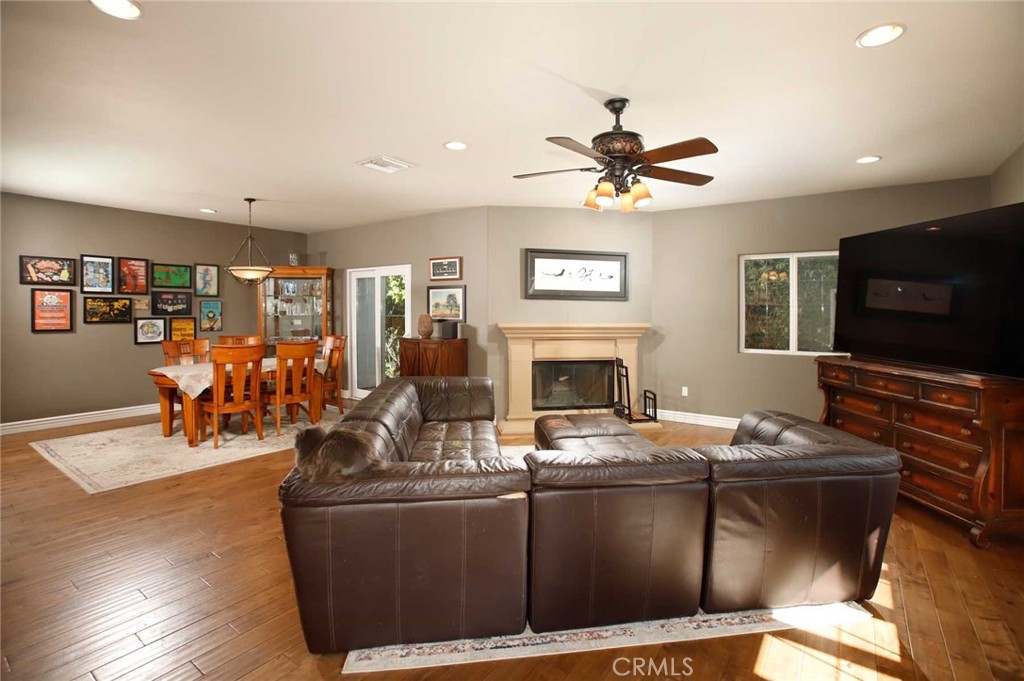 1595 E Avenida De Las Flores