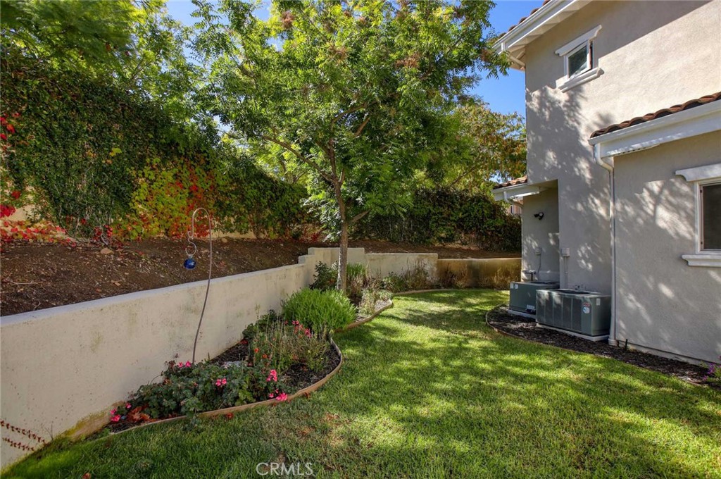 1595 E Avenida De Las Flores