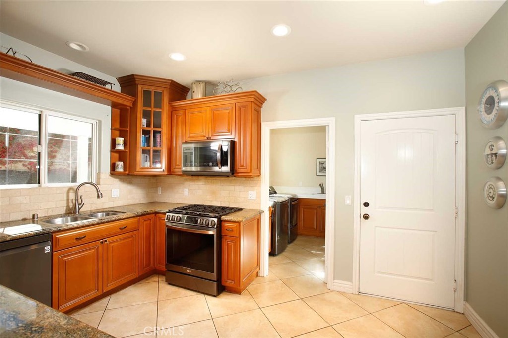 1595 E Avenida De Las Flores