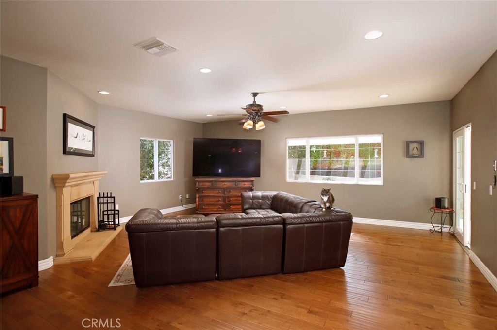 1595 E Avenida De Las Flores