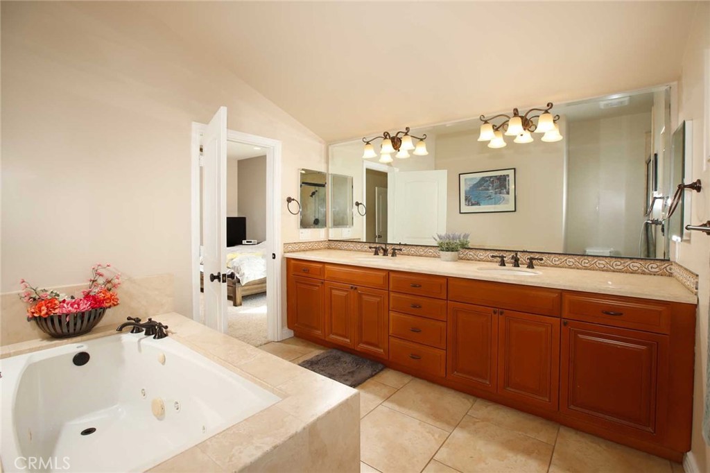 1595 E Avenida De Las Flores