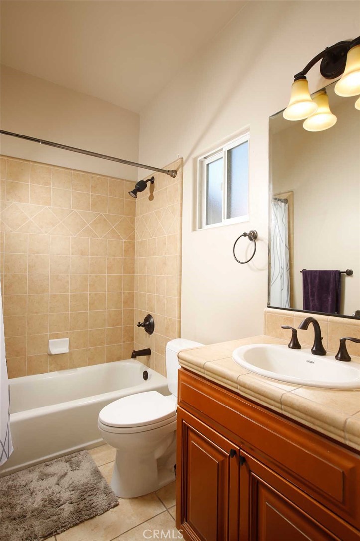 1595 E Avenida De Las Flores